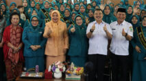 Wakil Walikota Bekasi Berfoto Bersama Pengurus PKK Kota Bekasi