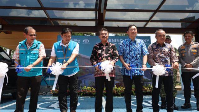 Peresmian Stasiun Pengisian Kendaraan Listrik Umum (SPKLU) Ultra Fast Charging di area parkir barat Summarecon Mall Bekasi